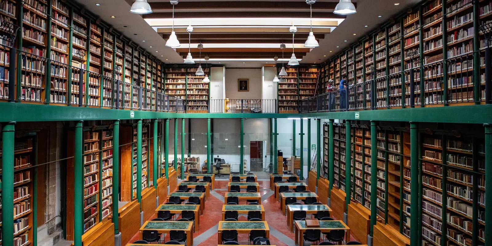 Books and reading desks in the Fondo México library, for choosing a first book in Spanish