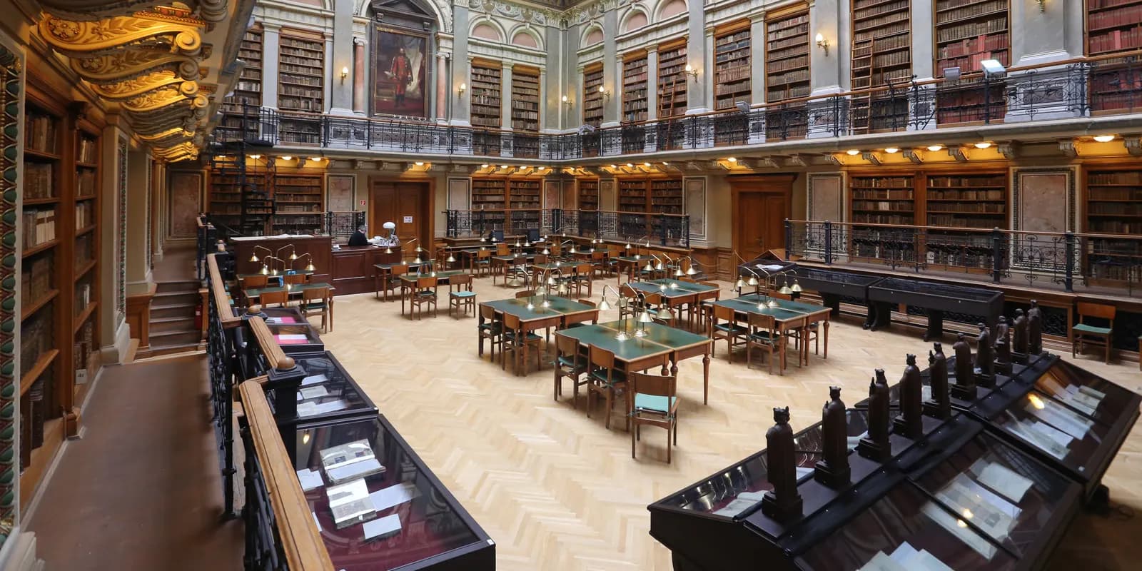 Sala de lectura de una biblioteca universitaria con mesas y estanterías