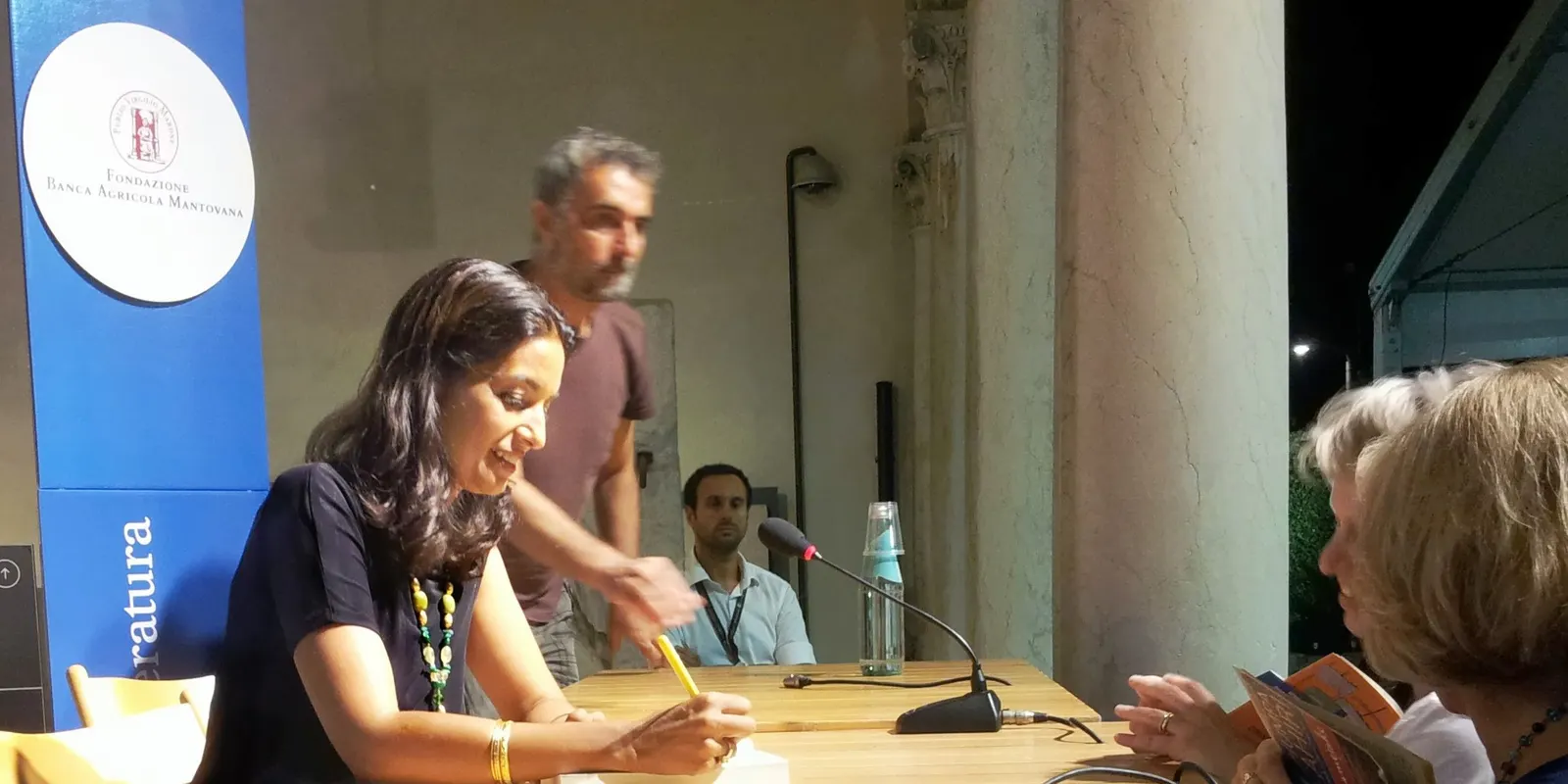 Jhumpa Lahiri firma un libro al Festivaletteratura di Mantova nel 2013